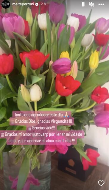 Maite Perroni recibe flores de su esposo Andrés Tovar