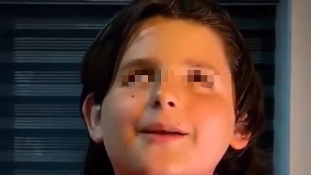 Un pequeño niño argentino con ceguera, modificó su álbum de Qatar 2022 para poder llenarlo.