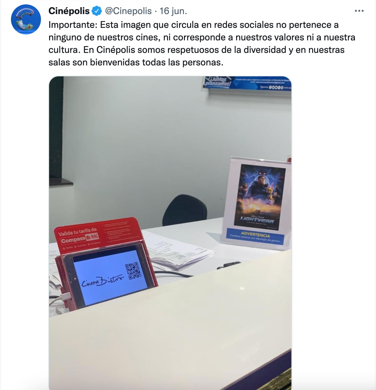Acusan a Cinépolis y Cinemex de censura poor beso lésbico en Lightyear