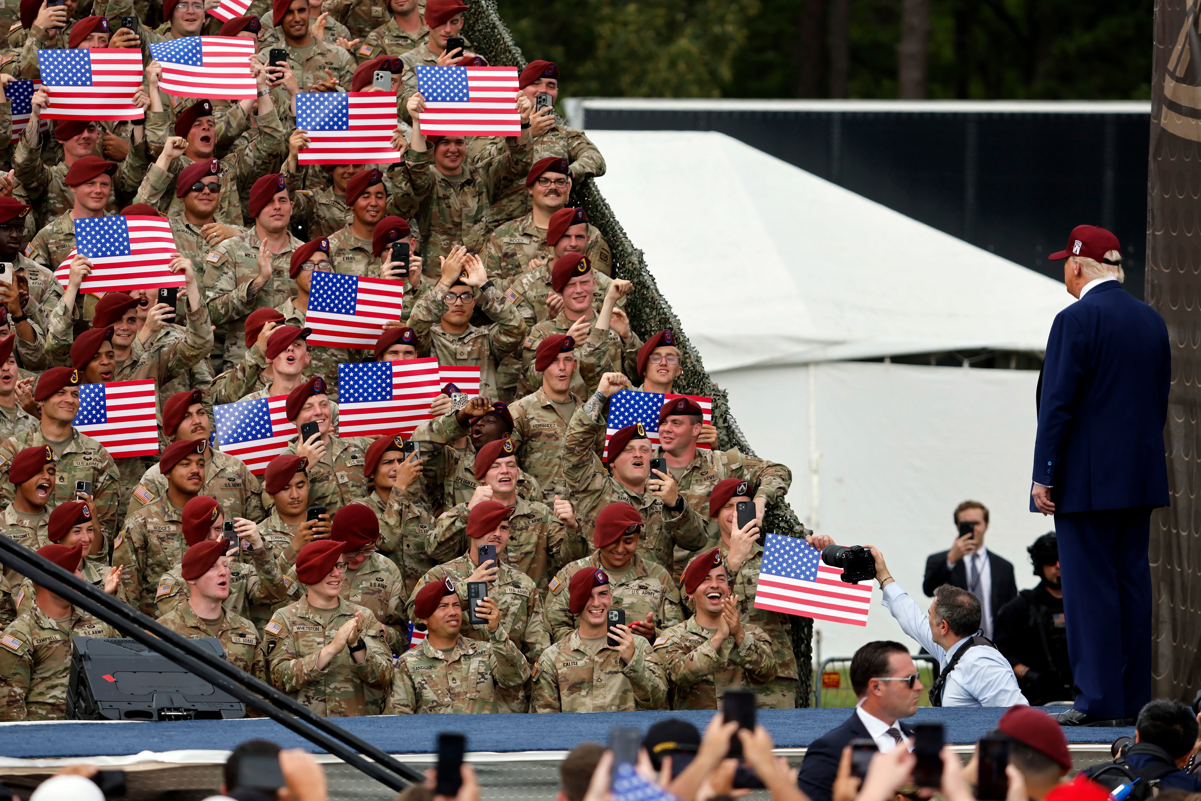 Donald Trump propone cárcel para quienes quemen bandera de Estados Unidos.