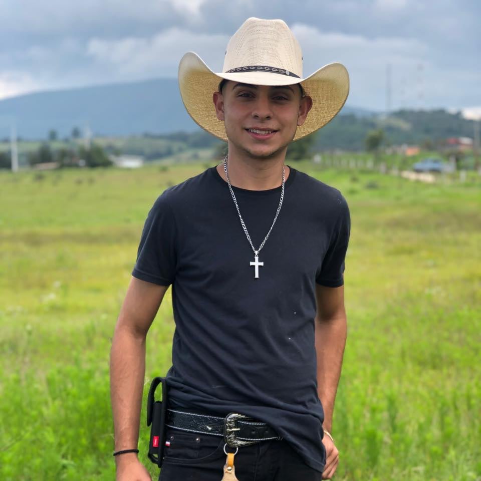 Yair Morquecho, joven enamorado en el concierto de Grupo Firme