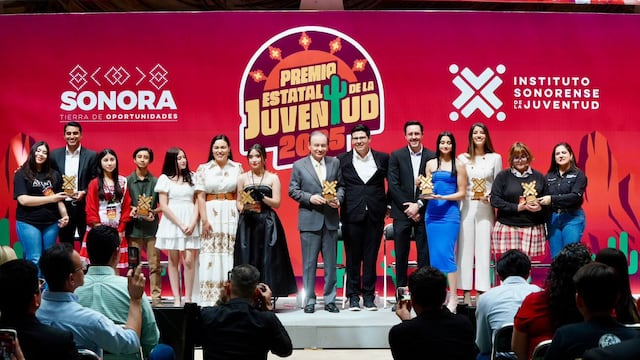 Alfonso Durazo entrega 120 mil pesos a 48 ganadores del Premio Estatal de la Juventud 2025