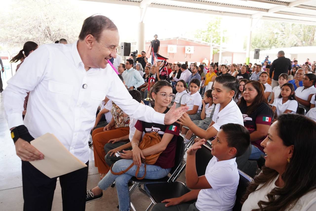 Gobierno de Sonora invierte millones de pesos en uniformes, becas y escuelas