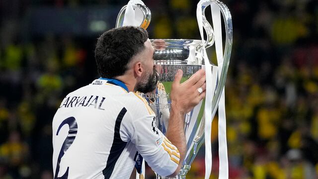 Dani Carvajal besando la Champions