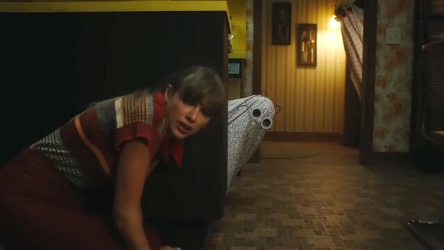 Fan de Taylor Swift se disfraza del fantasma de Anti-Hero para no ser reconocida en su trabajo