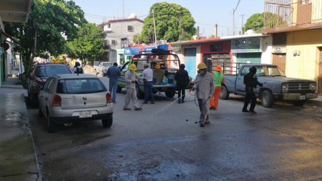 Autoridades del gobierno de Oaxaca desinfectan calles de Juchitán.