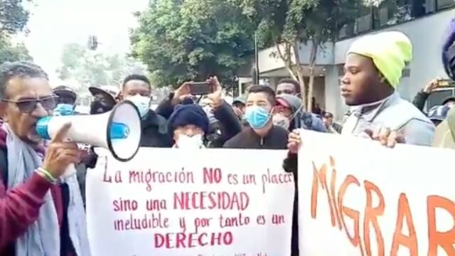 Captura de video de migrantes afuera de la Comar