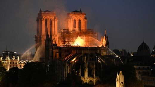 Encuentran "extraño paseante" entre las torres de Notre Dame durante incendio
