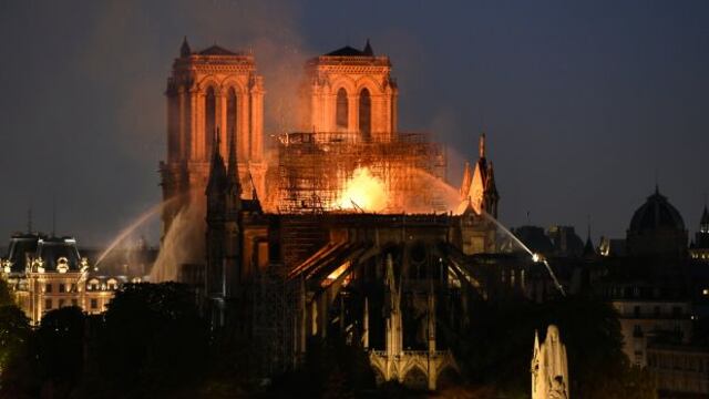 Persona en Notre Dame
