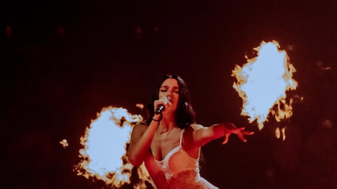 Dua Lipa hace cover de Get Lucky canción de Daft Punk en concierto en Francia (VIDEO)