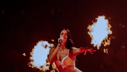 Dua Lipa hace cover de Get Lucky canción de Daft Punk en concierto en Francia (VIDEO)