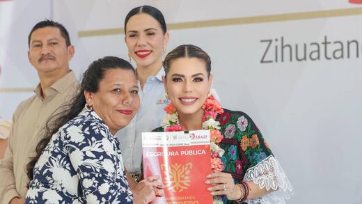 Evelyn Salgado entrega más de 500 títulos de propiedad en Zihuatanejo