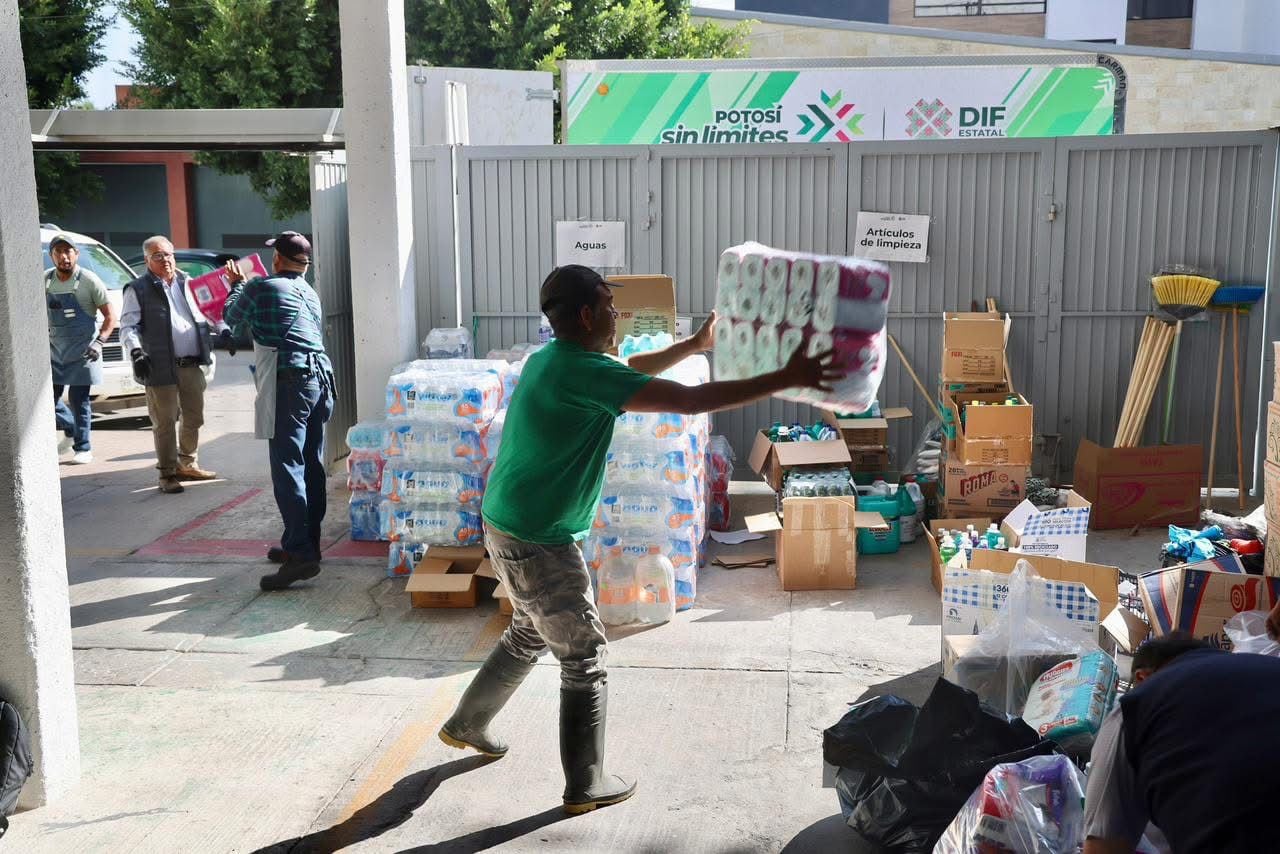 Ricardo Gallardo envía tercer camión de ayuda humanitaria a la Huasteca.