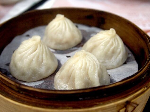 Preparar dumplings para recibir el Año Nuevo Chino
