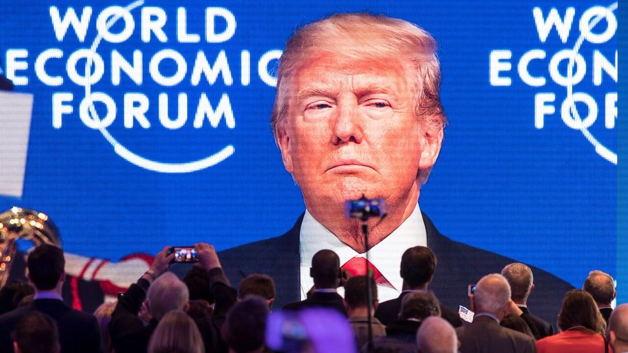 Parálisis política. Davos, da voz y el presidente López prefiere callar