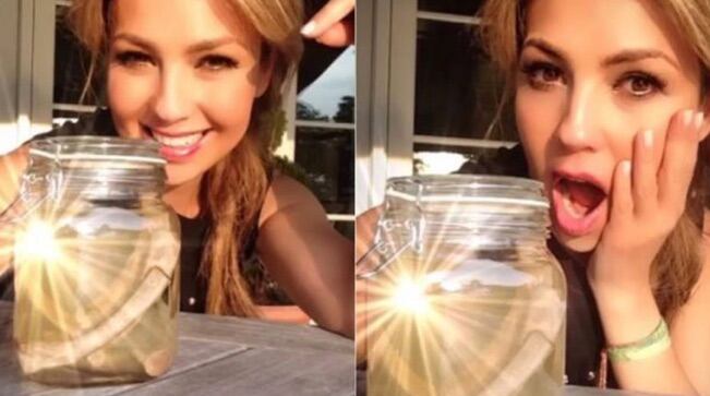 Thalía muestra sus costillas en un frasco