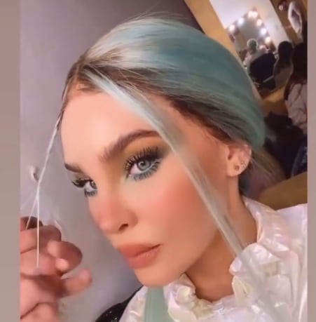 Belinda con peluca que no han pagado.