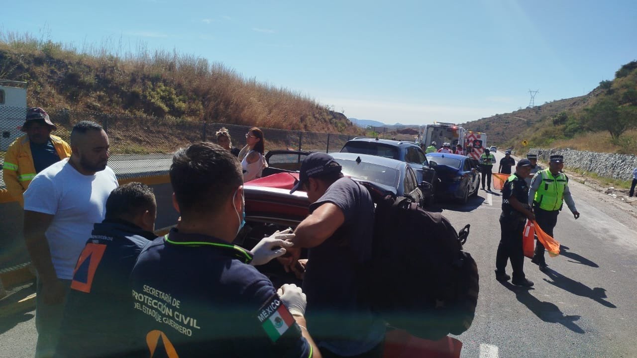 Choque múltiple en la Autopista del Sol