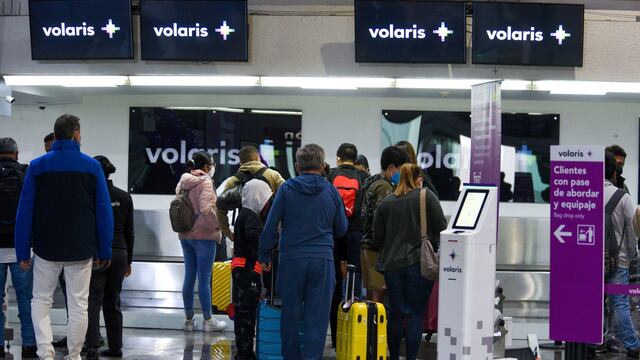 El Aeropuerto Internacional de Toluca (AIT) reanudó este día los vuelos comerciales, los usuarios se mostraron muy contentos de poder volver a esta terminal aérea.