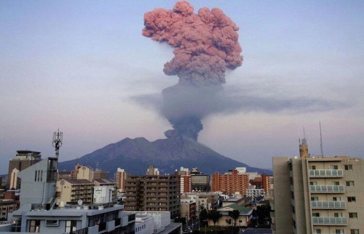 Erupción del Volcán Sakurajima dejó espectaculares postales