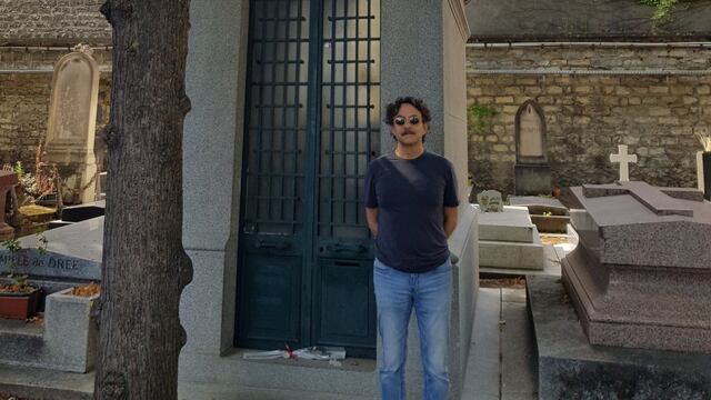 Gabriel Quadri en la tumba de Porfirio Díaz