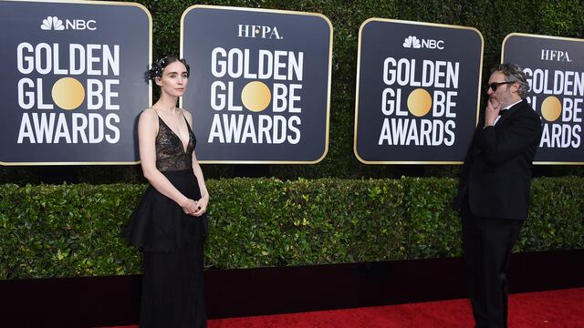 Joaquin Phoenix mira a Rooney Mara