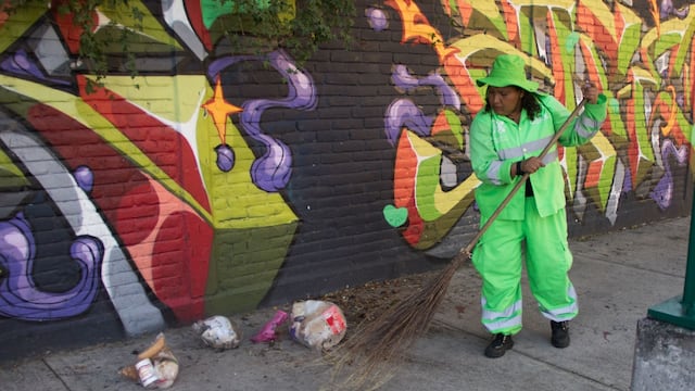 Trabajadoras de limpia del Gobierno de la Ciudad, limpiando Eje 3 sur, en la Colonia de los Doctores