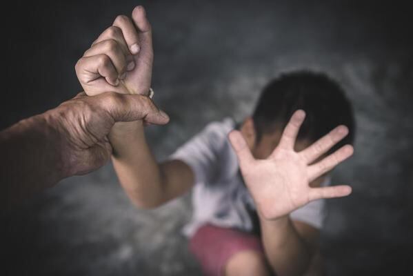 Mamá aventó a su hijo a un río lleno de cocodrilos