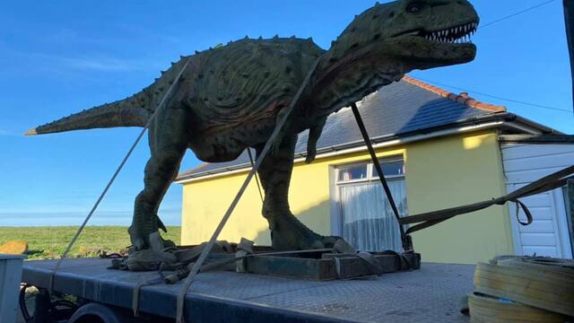 El dinosaurio tuvo que ser trasladado mediante una grua