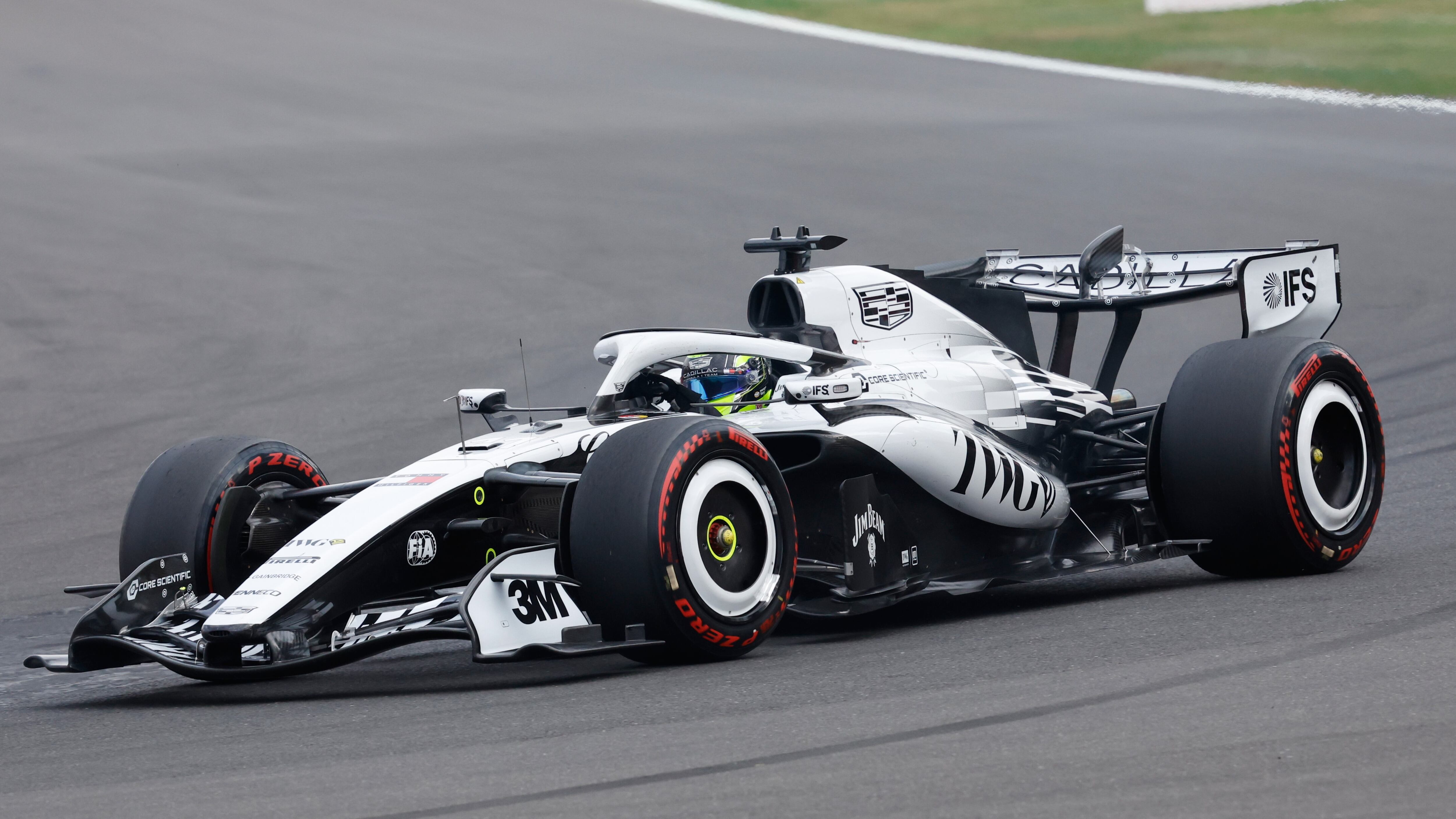 Checo Pérez abandona el GP de Hungría por falla en la suspensión
