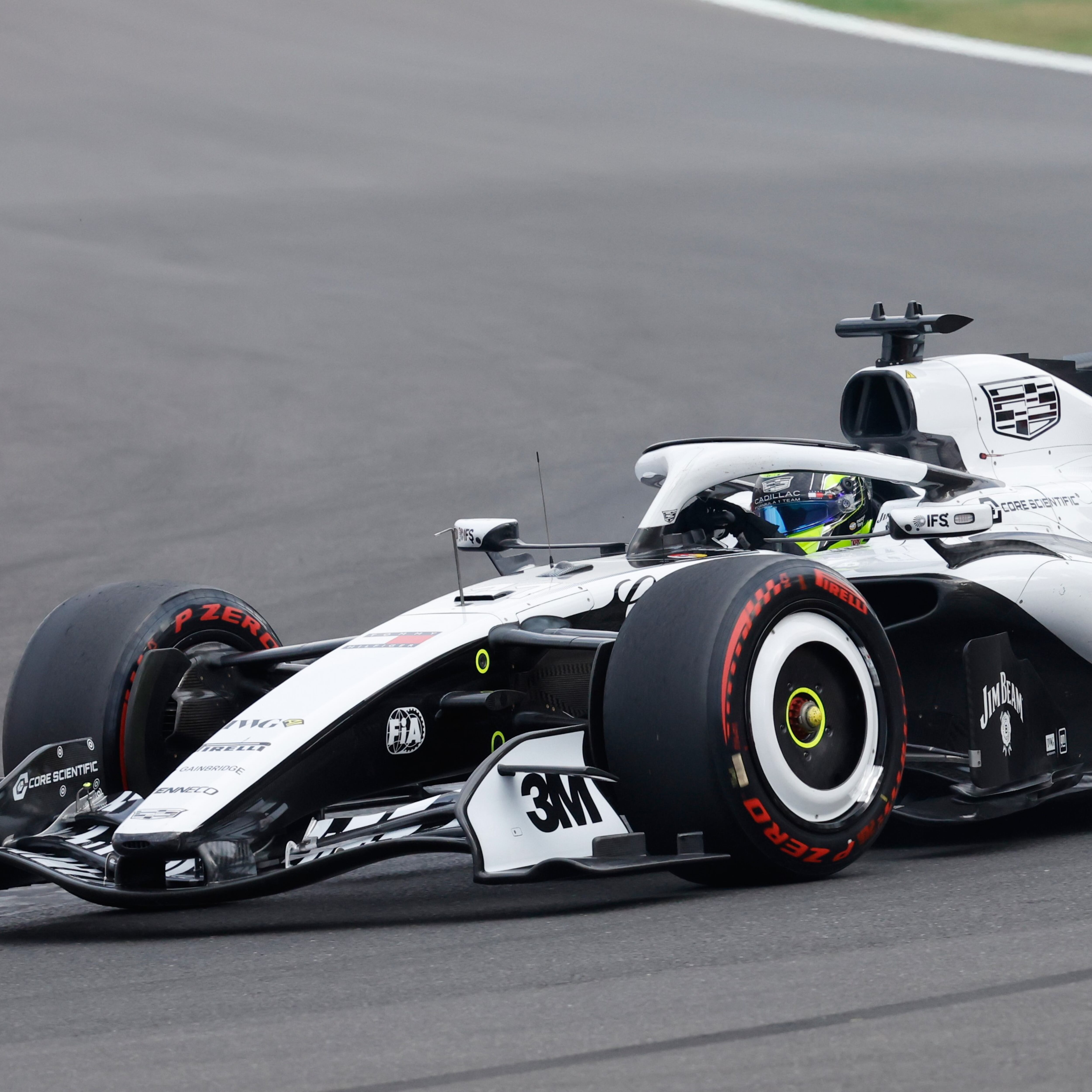 Checo Pérez abandona el GP de Hungría por falla en la suspensión