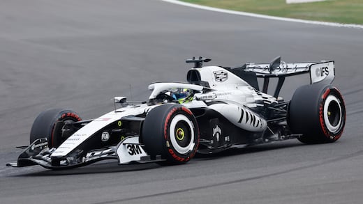Checo Pérez abandona el GP de Hungría por falla en la suspensión