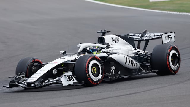Checo Pérez abandona el GP Hungría por falla en la suspensión