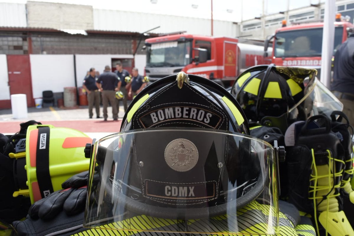 Bomberos atienden incendio en Azcapotzalco