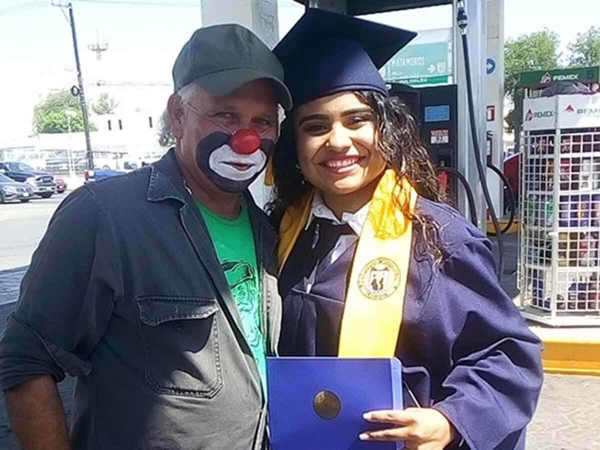 Sorprende a su papá payaso al entregarle diploma de graduación