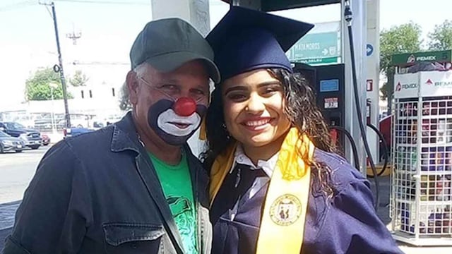Sorprende a su papá payaso al entregarle diploma de graduación.