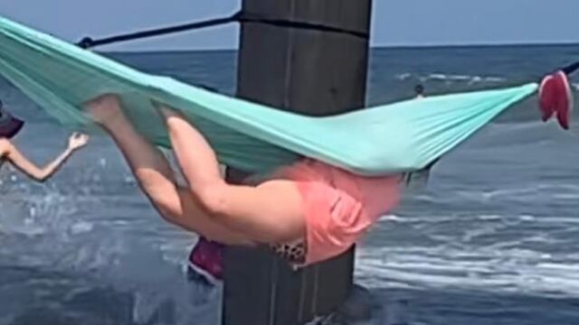 Mujer subiendo a la hamaca