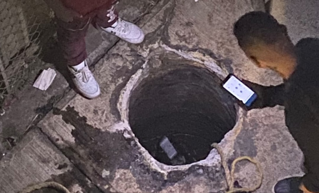 Fans de Zoé caen en coladera abierta. En la foto, coladera abierta.
