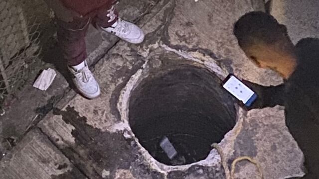 Fans de Zoé caen en coladera abierta. En la foto, coladera abierta.