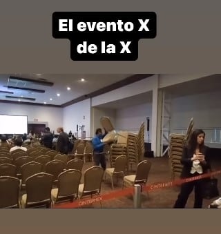 Sillas en evento de Xóchitl Gálvez