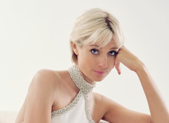 Elizabeth Debicki interpretando a la princesa Diana en The Crown