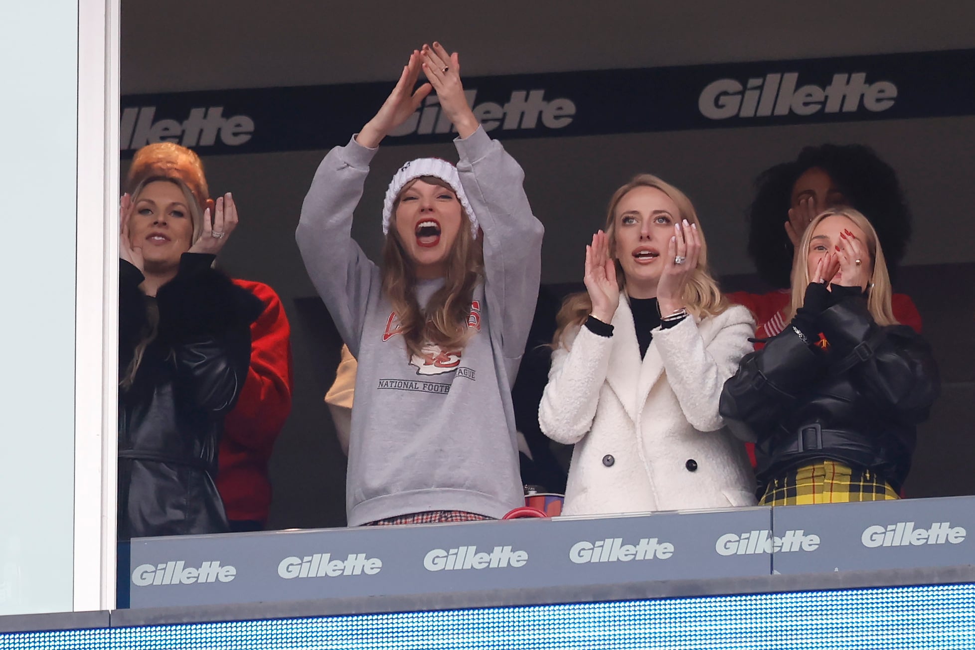 Taylor Swift apoyando a Travis Kelce en el partido de los Chiefs vs Patriots