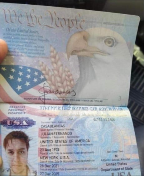 Pasaporte del vocalista de The Strokes
