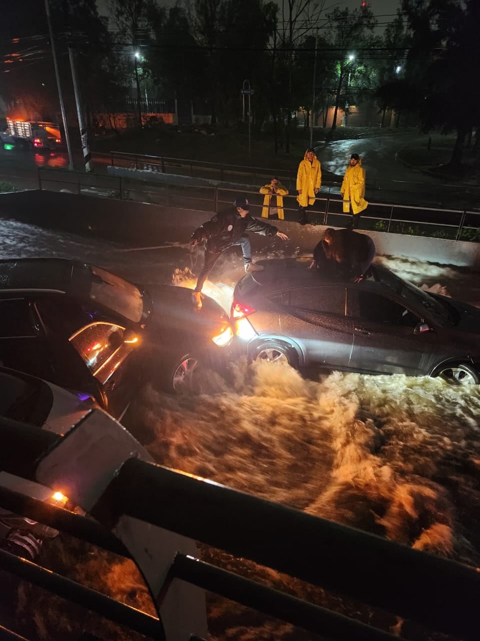 ¿Qué pasó en Naucalpan? Carros quedaron bajo el agua