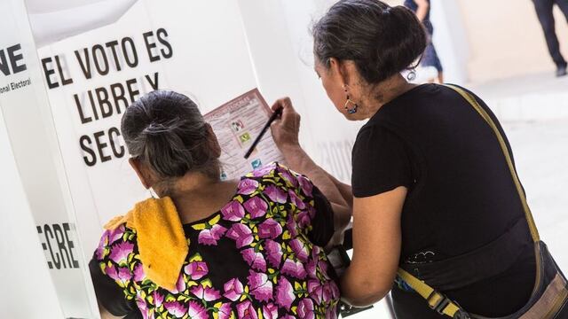 Mujeres votando