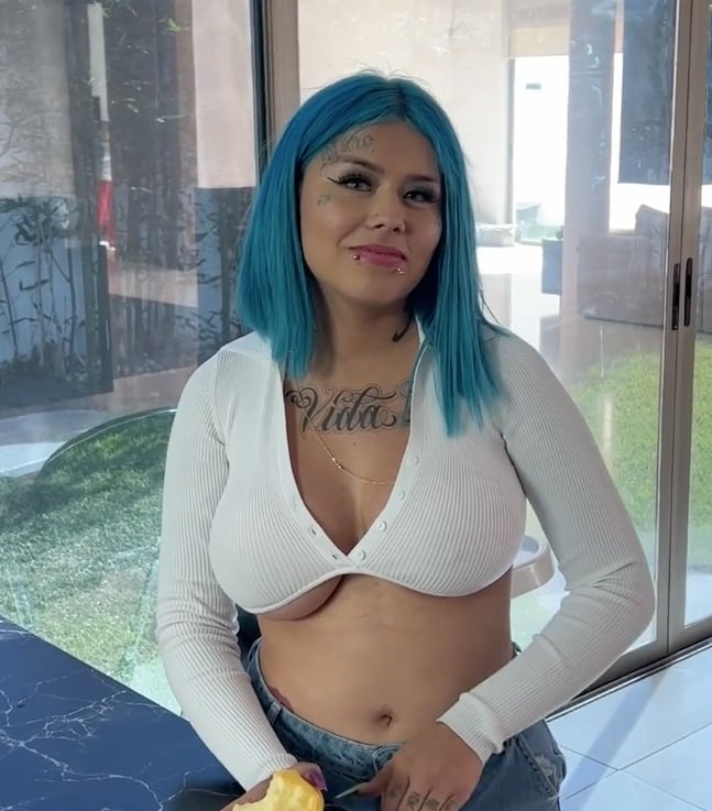 Mona en el video de Hotspanish.