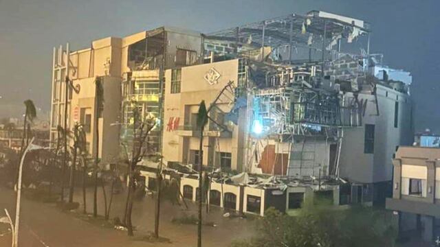 Huracán Otis deja primeros destrozos en Galerías Diana de Acapulco