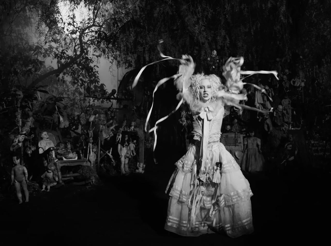 Lady Gaga en video musical The Dead Dance