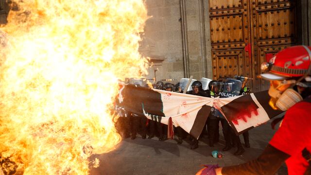 Bomba molotov en Palacio Nacional en 8M.