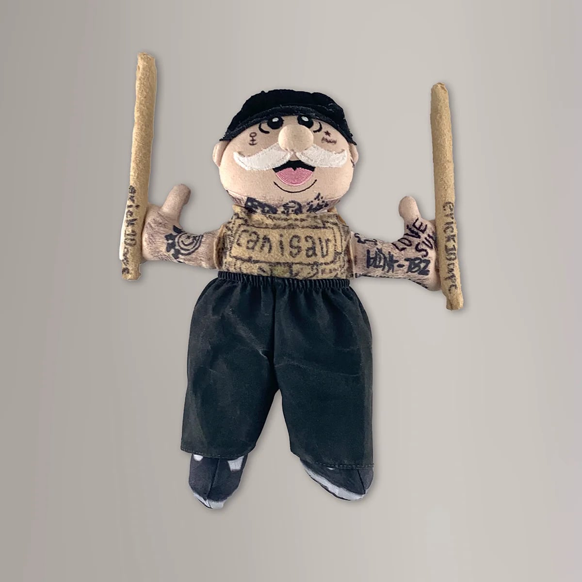 Travis Barker vende el muñeco Doctor Simi que le regalaron en México